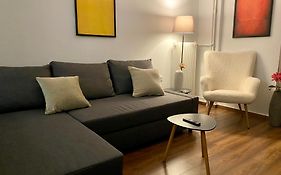Cozy & Connected, Walk To Culture, Metro In Minutes